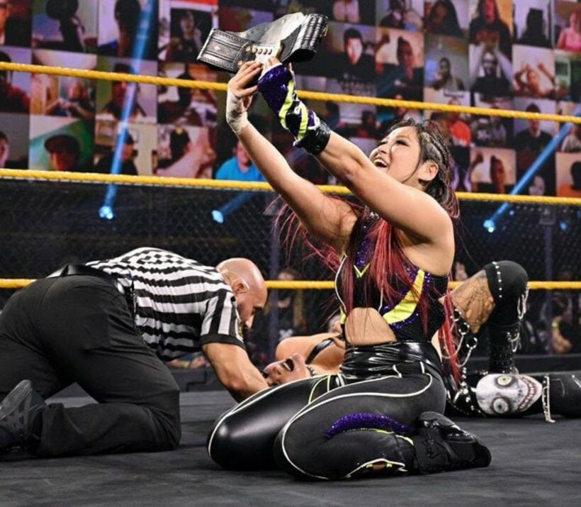  リア（奥）を下しベルトを掲げる紫雷イオ(©2020 WWE, Inc. All Rights Reserved.）