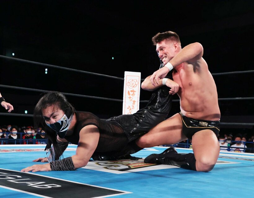  ＤＯＵＫＩ(左)を関節技でとらえるザック