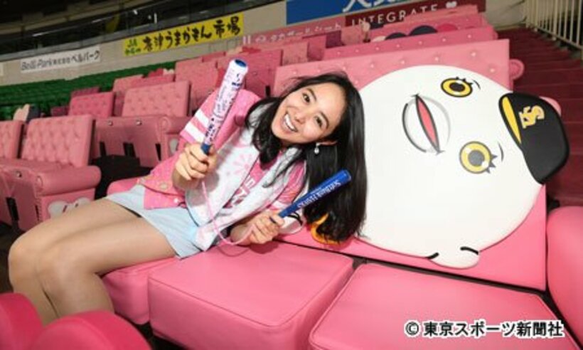  タカガールシートでポーズを決める福井千聖さん