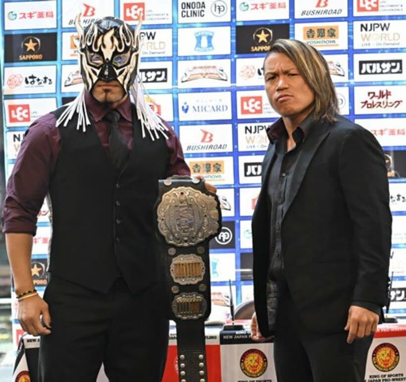  調印式を終えたエル・デスペラード（左）と石森太二-（新日本プロレス提供）