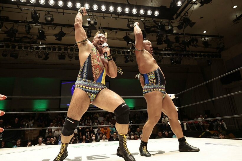 征矢学（左）と飯野雄貴（プロレスリング・ノア提供）