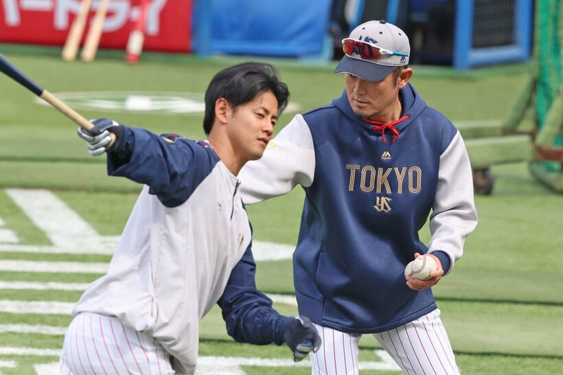 指導する坪井智哉打撃コーチ
