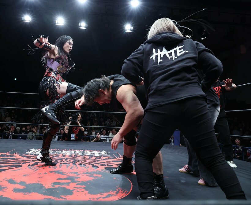 上谷沙弥（左）はスターダムの選手を引き連れて高橋裕二郎に先制攻撃