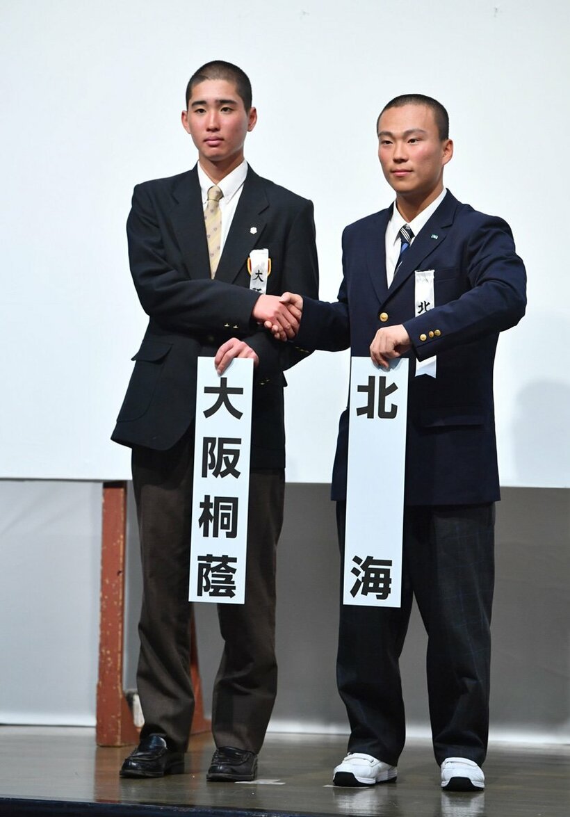 大阪桐蔭・宮本真司郎(左)と北海・金沢光人の両主将
