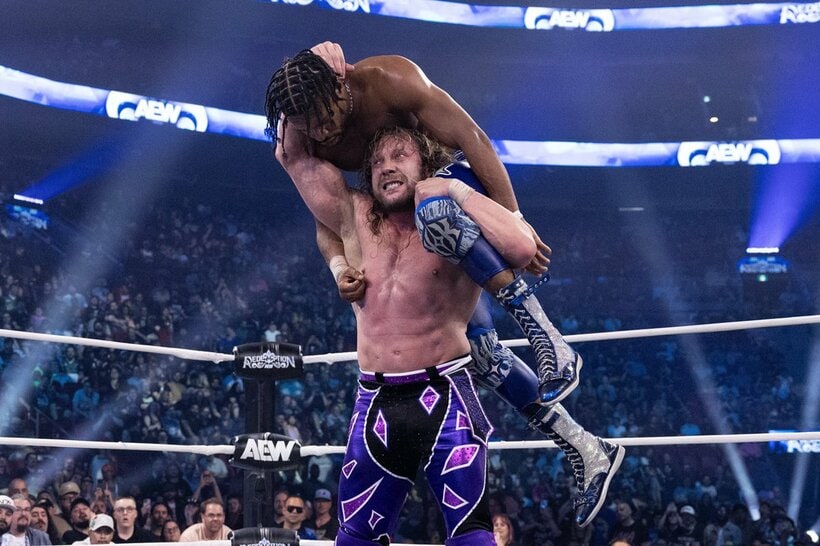ケビン・ナイト（上）を片翼の天使で叩きつけるケニー・オメガ（ⓒAll  Elite Wrestling）