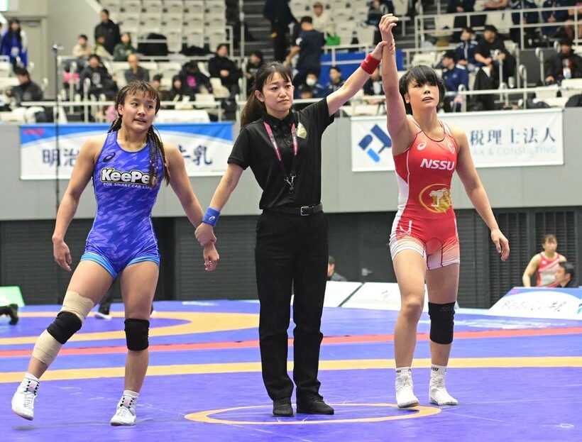 準決勝で屶網さら(左)を下した藤波朱理