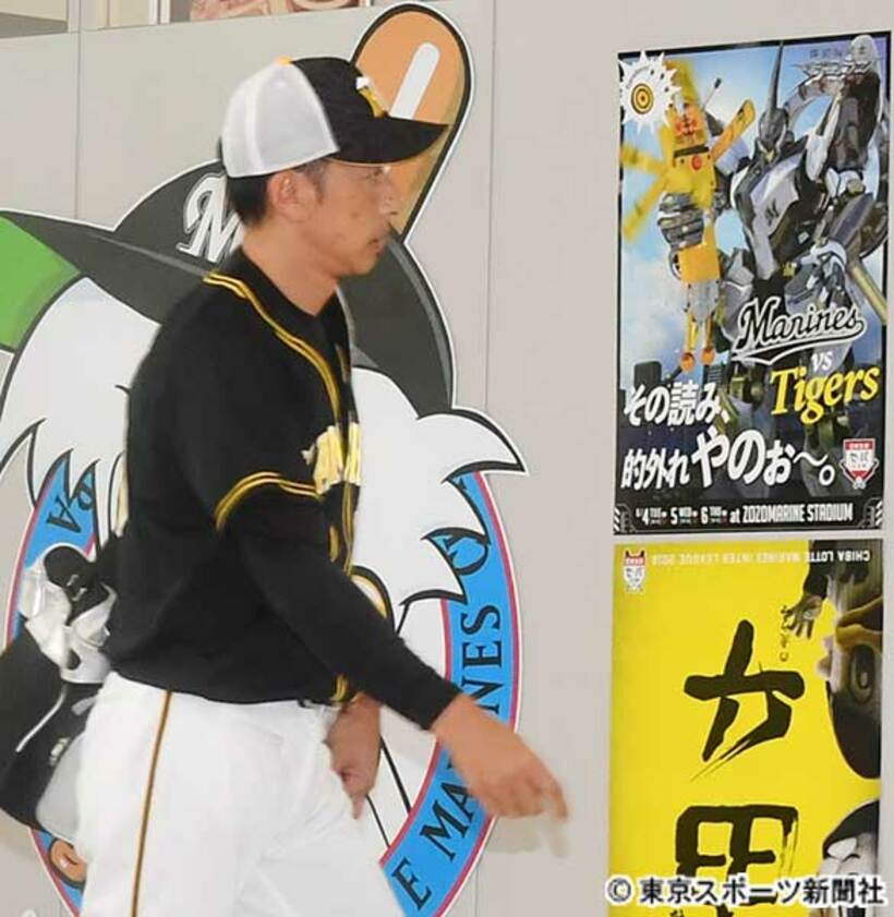  ロッテ名物の「挑発ポスター」を見る矢野監督