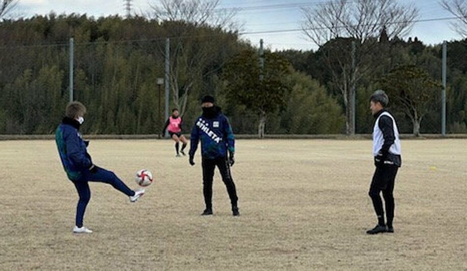  ボールを回す(左から)三浦泰年監督、武田修宏氏、三浦知良（武田氏提供）