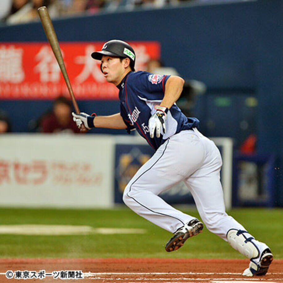 秋山は６回、シーズン２１５安打となる三塁内野安打で日本記録を更新した