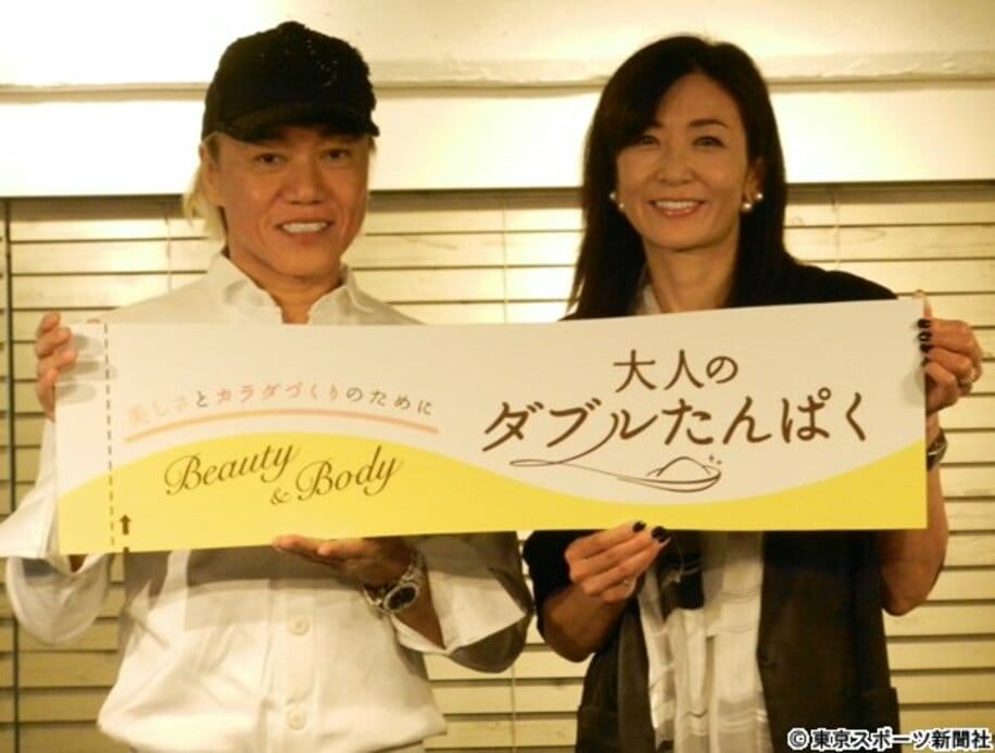  カフェのイベントに登場した（右から）中島史恵、渡邉明夫妻