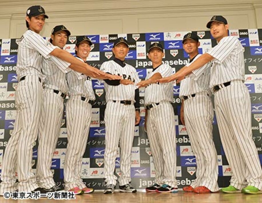 日本代表候補に選ばれ、小久保監督（中央）とポーズをとる選手たち