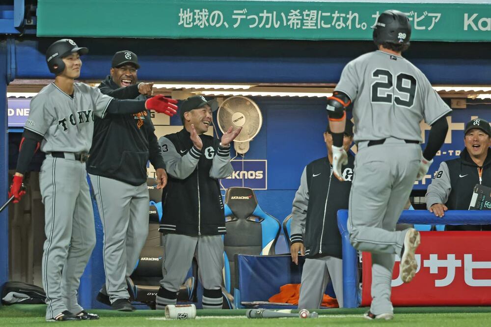 本塁打のダルベックを迎えるウィーラーコーチの笑顔爆発