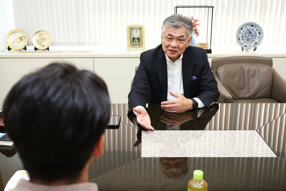 記者にオルカン投資の重要性を説く代田秀雄氏