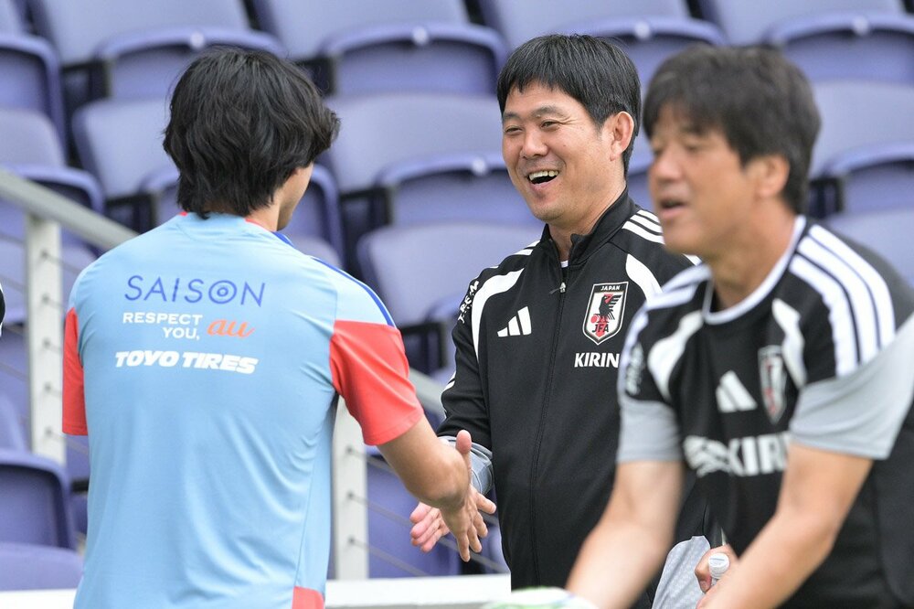 チームに合流した南野拓実(左)を出迎える森保一監督(中)