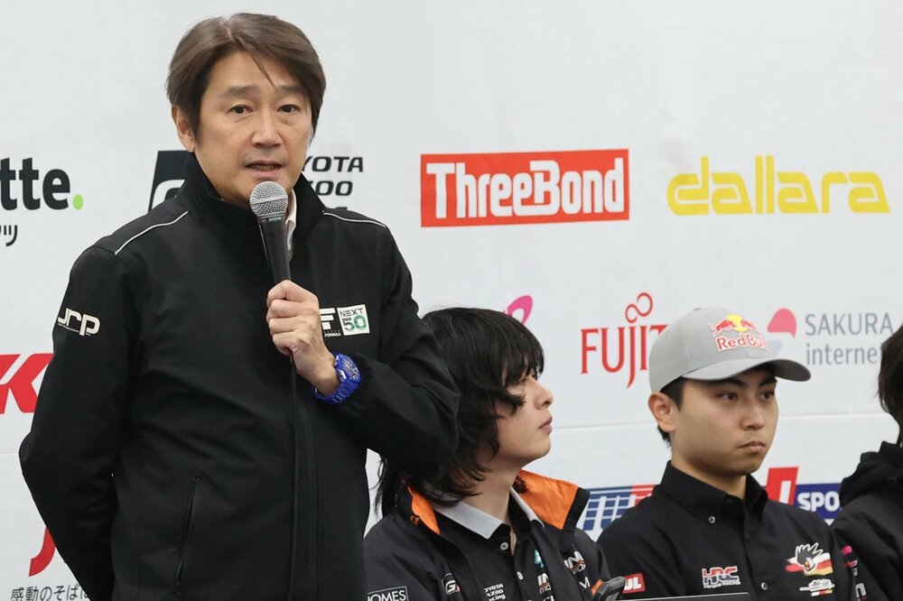近藤真彦（左）の話に聞き入る岩佐歩夢（右）