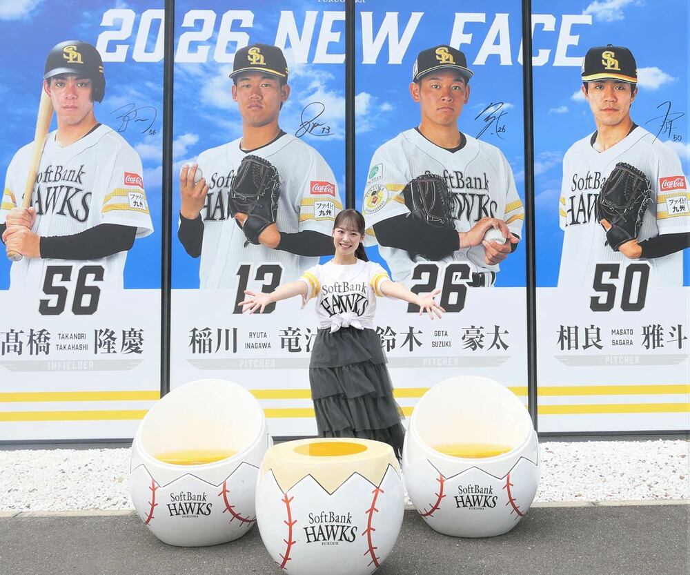 新人4選手の大型ビジュアルの前で笑顔の杉山奈々