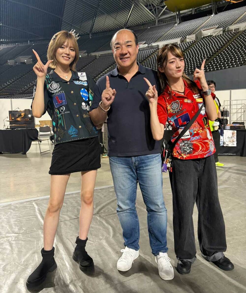 左からダーツプロの實近菜那、にしたんクリニック・西村誠司社長、阿嘉紗香