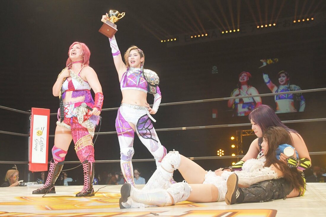 ツインスター王座を防衛した天麗皇希(左から2人目)&後藤智香