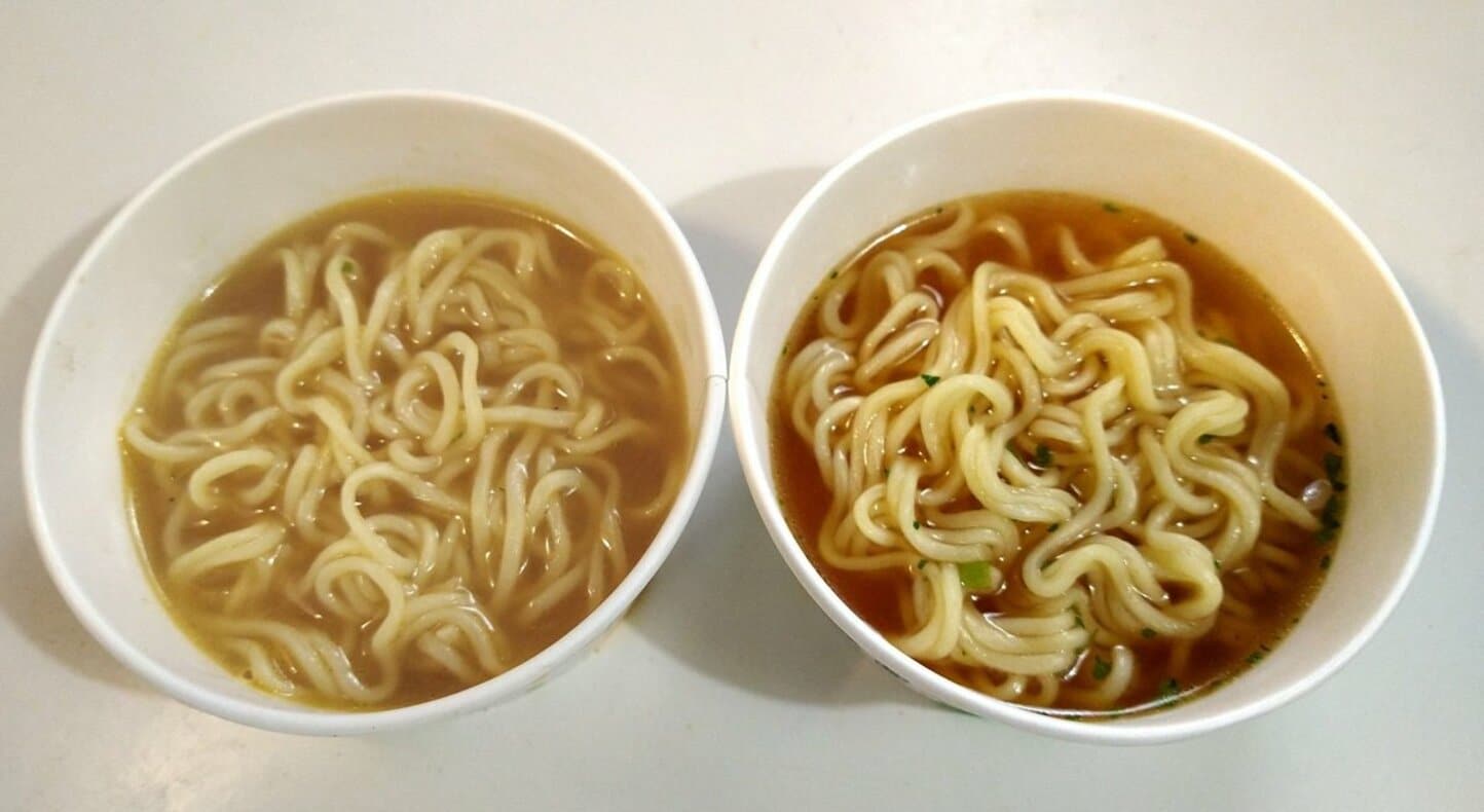 湯切りをして作ったほうが右。左側は麺から出た小麦粉などの成分が混ざっているので白っぽく濁っている