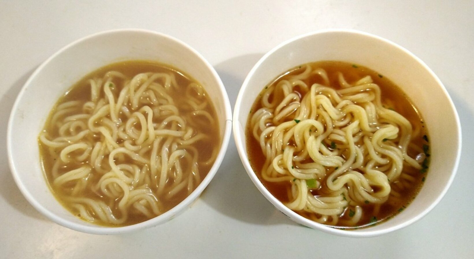 湯切りをして作ったほうが右。左側は麺から出た小麦粉などの成分が混ざっているので白っぽく濁っている