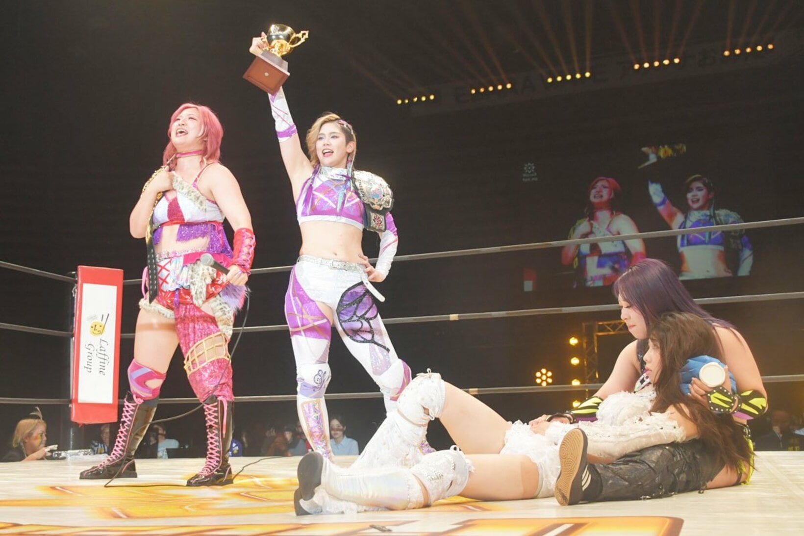 ツインスター王座を防衛した天麗皇希(左から２人目)＆後藤智香