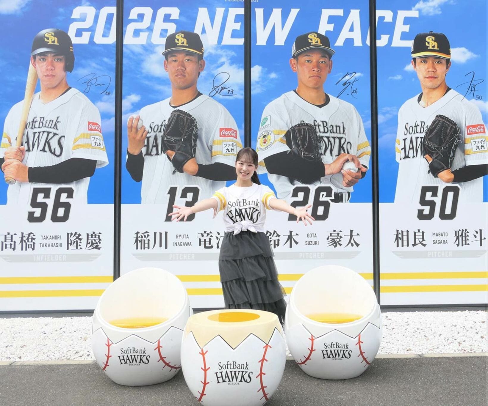 新人４選手の大型ビジュアルの前で笑顔の杉山奈々