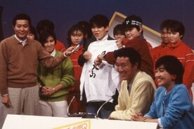 工藤（左から３人目）はジャガー（同２人目）、ライオネス（同４人目）、長与（同６人目）らと共演。左は小倉智昭さん、右から２人目は平松政次氏（８６年１月）
