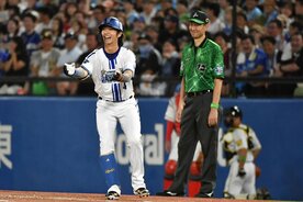 タッチアップしなかった三塁走者・サンタナへアピールする度会