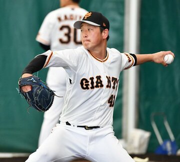  ブルペンで投球した中川皓太