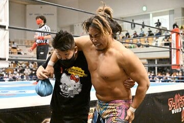  悔しさで表情をゆがめる棚橋