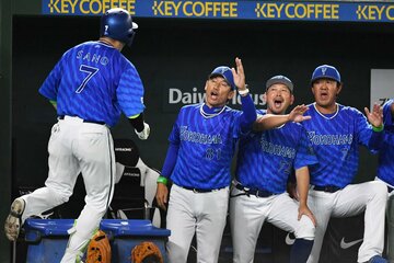 ４回、先制弾の佐野（左）を出迎える三浦大輔監督（左から２人目）
