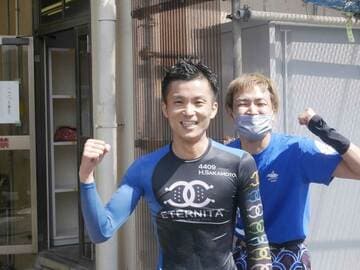 通算１０００勝を達成した坂元浩仁（手前）を池永太が祝福した