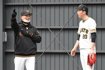戸郷にアドバイスする桑田コーチ