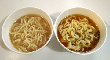 湯切りをして作ったほうが右。左側は麺から出た小麦粉などの成分が混ざっているので白っぽく濁っている