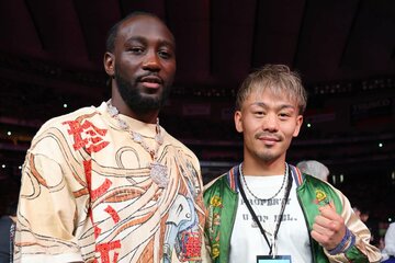 東京ドームに観戦に訪れていた元世界５階級王者のテレンス・クロフォード氏(左)。右は堤聖也