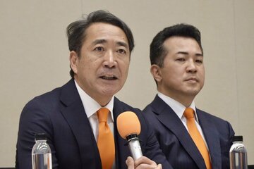 参政党の政調会長補佐に就任した中川俊直氏（左）と宇都隆史氏