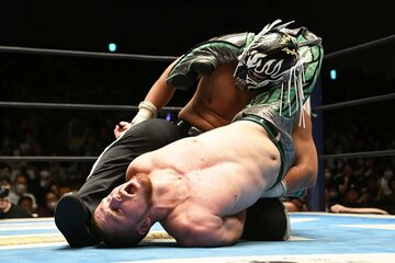 ヌメロ・ドスでフランシスコ・アキラ(下)を悶絶させるデスペラード