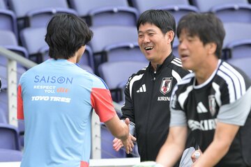 チームに合流した南野拓実（左）を出迎える森保一監督（中）