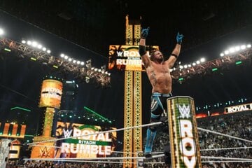 AJスタイルズはコーナーに上がって、最後のアピール©ＷＷＥ