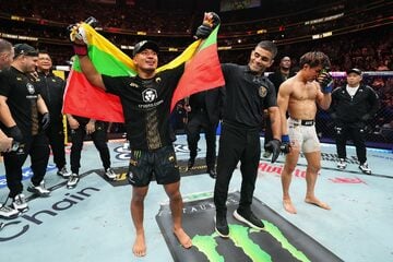 ジョシュア・ヴァン（左）と無念の敗北となった平良達郎 （©Zuffa LLC/UFC）
