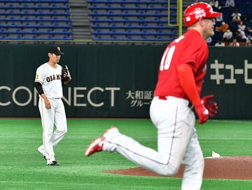  クロン(右)に満塁弾を浴び、ぼう然とする井納(左)