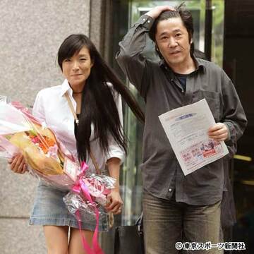 昨年逮捕された若山騎一郎（右）と妻の仁美凌