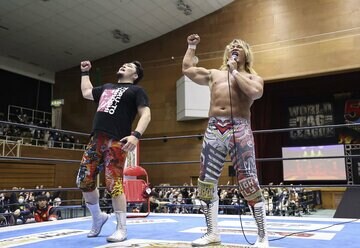 矢野（左）と棚橋は１日２回の「愛してまーす！」で締めくくった