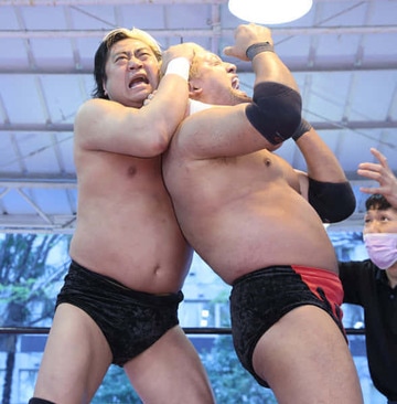  石川修司（右）を攻める諏訪魔