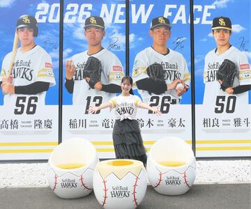 新人４選手の大型ビジュアルの前で笑顔の杉山奈々