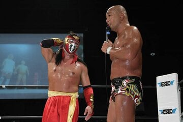 田中将斗(右)との一騎打ちをドローで終えたハヤブサ