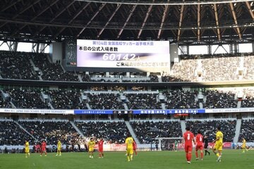 高校サッカーの決勝で、国立競技場には6万0142人の観客が詰めかけた