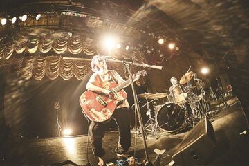 鶯谷ダンスホール新世紀でワンマンライブを行った鈴木実貴子ズ