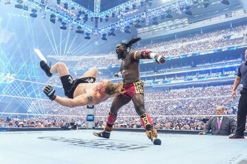 驚異のパワーでブロック・レスナー(左)を吹っ飛ばしたオバ・フェミ（©WWE）