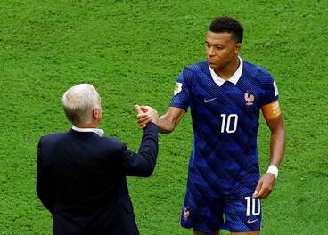 試合後にデシャン監督と握手するキリアン・エムバペ(ロイター)